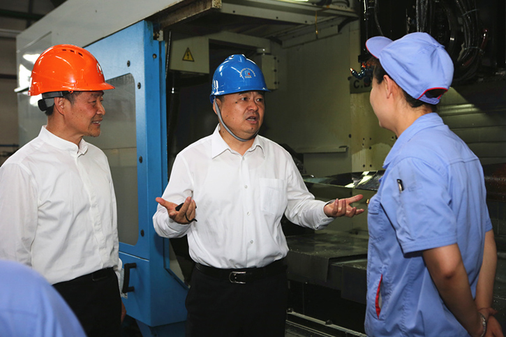 郝鹏与人生就是搏集团一线出产人员深刻互换